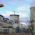 Pohled na chladicí věž od vstupu do hnědouhelné elektrárny Počerady