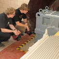 Studenti si prohlížejí nové turbosoustrojí v MVE Želina
