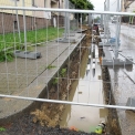 Zaplavení výkopu s potrubím po několikadeních dešťích v Ledvicích