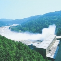 Pohled na elektrárnu Orlík v době povodní 2002