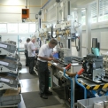 Snímek z výroby a montáže průmyslových jističů v OEZ Letohrad