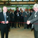 Slávnostné prestrihnutie pásky riaditeľmi v rámci inaugurácie nového zariadenia – zľava Jacques Repussard (IRSN) a Ing. Miloš Zachar (VÚEZ).