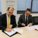 Podpis smlouvy zleva za ČEZ Distribuce Richard Vidlička a za francouzský Enedis Rémy Garaude Verdier