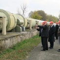 Odborníci z Bosny a Hercegoviny chtějí doma vybudovat rovněž 34 km dlouhý horkovod. Na snímku si prohlížejí ten vedoucí do Prahy. (foto: Ota Schnepp)