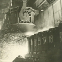 Odlévání ocele v ocelárně - celá pohlednice,1952-53
