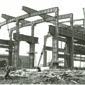 Stavba konstrukce ocelárny rychle pokračuje od 1. SM pece směrem k elektrárně, 25.4.1952
