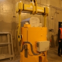 Ukázka manipulace s kontejnerem pro skaldování radioaktivních odpadů