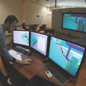 V místnosti s 3D projektory probíhají porady a pracovníci si zde mohou nastudovat jednotlivé části objektu