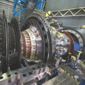 Spalovací turbína Siemens V64.3A má výkon 70 MW a 5 412 otáček za minutu. Proteče jí 192 kilogramů spalin za vteřinu, které mají na výstupu ze stroje teplotu 575 °C.