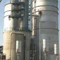 Anaerobní ICC reaktory se sklolaminátovými mix-tank strippery – výrobce Polytex Composite (Karviná). V popředí Thiopaq reaktor.