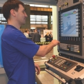Operátor stroje tak má dostatek informací k tomu, aby stroj spustil a rozfázoval potřebné operace