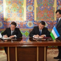 Lichačov a Otažonov při podpisu dohody o spolupráci