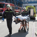 Profesionální hasiči Dolů Bílina mají i speciálně vyškolené záchranáře pro poskytnutí první pomoci, včetně zajištění odvozu zraněného vozem rychlé záchranné služby. (ČEZ, Ota Schnepp)