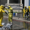 Únik amoniaku vodného (čpavku) si vyžádal vytvoření vodní clony a samozřejmě oblečení hasičů do protichemických obleků. (ČEZ, Ota Schnepp)