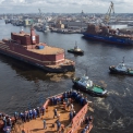 Akademik Lomonosov, v současnosti jediná plovoucí jaderná elektrárna na světě, vyrazila na svou cestu z loděnic Baltijského závodu.