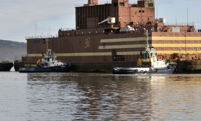 Plovoucí jaderná elektrárna připlula do Murmansku, kde do ní bude zavezeno palivo