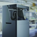 3D tisk funkčních dílů s pevností hliníku za cenu plastu zvládá průmyslová 3D tiskárna kompozitů Markforged X7 s průběžnou laserovou inspekcí přesnosti výroby (foto: Markforged)