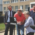 Obr. 3 – Prezentace monitorovacího systému DRONES-G předsedkyni SÚJB Daně Drábové, letiště Kbely září 2017