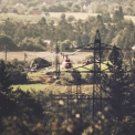 Obr. 2 – Energon zvládá i realizace v náročném terénu. V roce 2017 pracovníci Energon Dobříš pomocí vrtulníku měnili stožáry v prudkém srázu bez příjezdové cesty v Jílovém u Prahy.