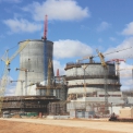 Obr. 4 – Výstavba Běloruské jaderné elektrárny s reaktory VVER-1200.