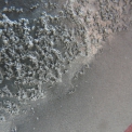 Obr. 10 – Na povrchu kryštálov tvrdého zinku o veľkosti až 90μm a ich naskladaní na sebe, ostáva len nepatrná krycia vrstva Zn