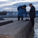 Vojtěch Václavík (vlevo) s Petrem Mlčochem kontrolují zrání prvních prototypů mobiliáře z těžkého betonu.