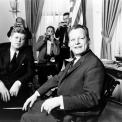 Západoněmecký kancléř Willy Brandt uzavřel v roce 1970 první dohodu se Sovětským svazem o dodávkách plynu. Na snímku Willy Brandt ještě jako starosta Západního Berlína společně s americkým prezidentem Johnem Fitzgeraldem Kennedym. Foto: Pixabay