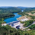 Letecký pohled na hydroelektrárnu na řece Dobra v Karlovacké župě, foto: Shutterstock