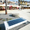 Turisté mohou na ostrově Krk posedět na lavičkách se zabudovanými solárními panely a dobít si mobilní telefony, foto: Shutterstock