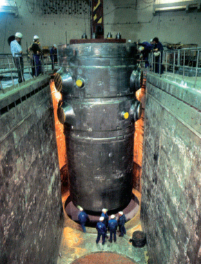 Obr. 2 – Nádoba reaktoru při montáži